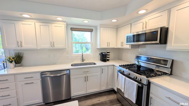 506 HILLCREST Drive, Washington, IL 61571