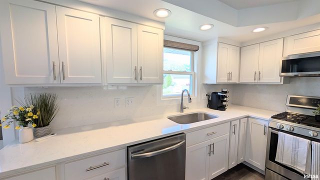 506 HILLCREST Drive, Washington, IL 61571