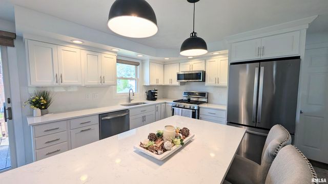 506 HILLCREST Drive, Washington, IL 61571