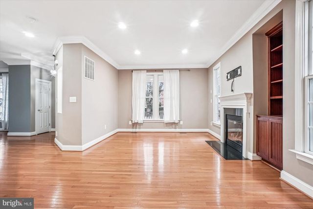 1310 S GLEBE RD, Arlington, VA 22204