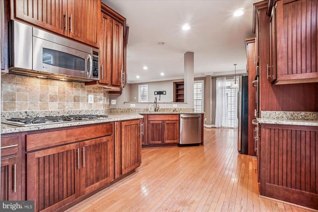 1310 S GLEBE RD, Arlington, VA 22204