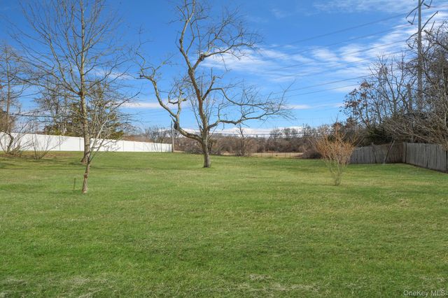 10 Pierre Drive, Commack, NY 11725