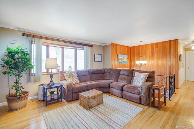 10 Pierre Drive, Commack, NY 11725