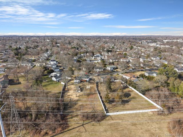 10 Pierre Drive, Commack, NY 11725