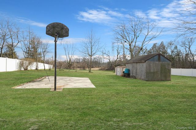 10 Pierre Drive, Commack, NY 11725