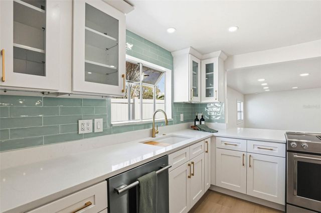 301 81ST AVENUE NE, St Petersburg, FL 33702