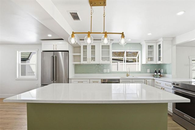 301 81ST AVENUE NE, St Petersburg, FL 33702