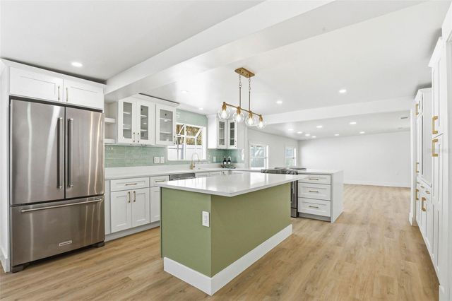 301 81ST AVENUE NE, St Petersburg, FL 33702