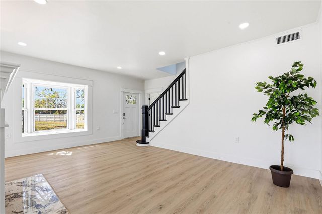 301 81ST AVENUE NE, St Petersburg, FL 33702