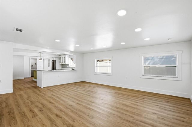 301 81ST AVENUE NE, St Petersburg, FL 33702