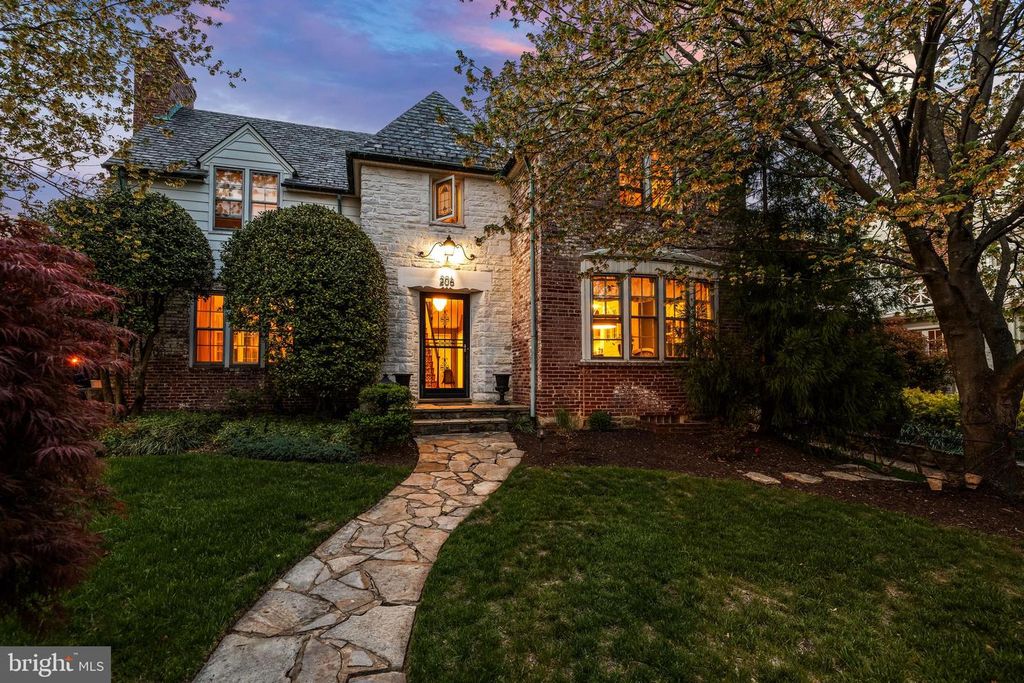 Image 1 of property listing at 206 KEMBLE RD, Baltimore, MD 21218