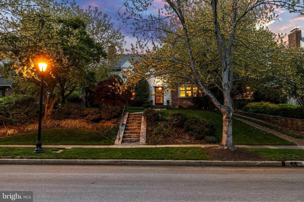 Image 2 of property listing at 206 KEMBLE RD, Baltimore, MD 21218