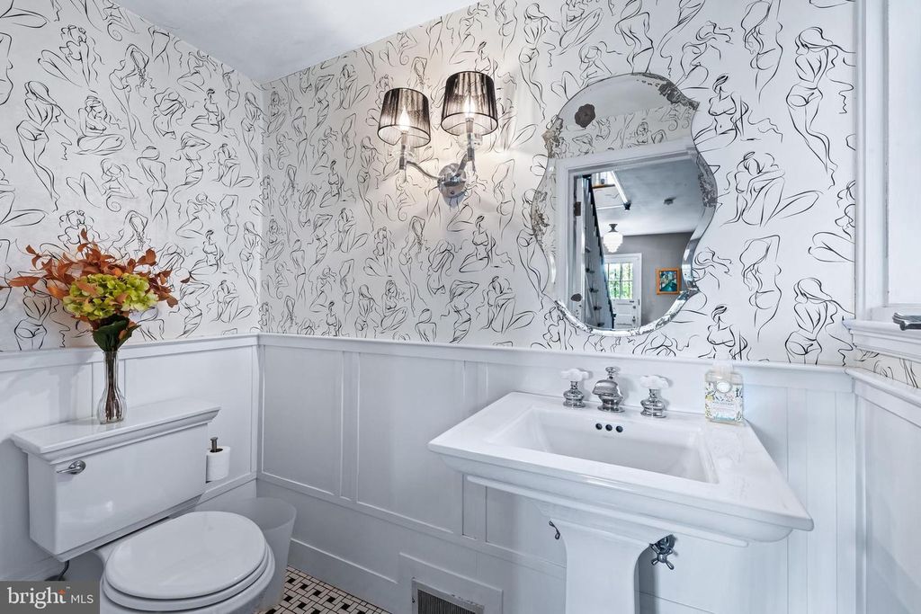 Image 39 of property listing at 206 KEMBLE RD, Baltimore, MD 21218