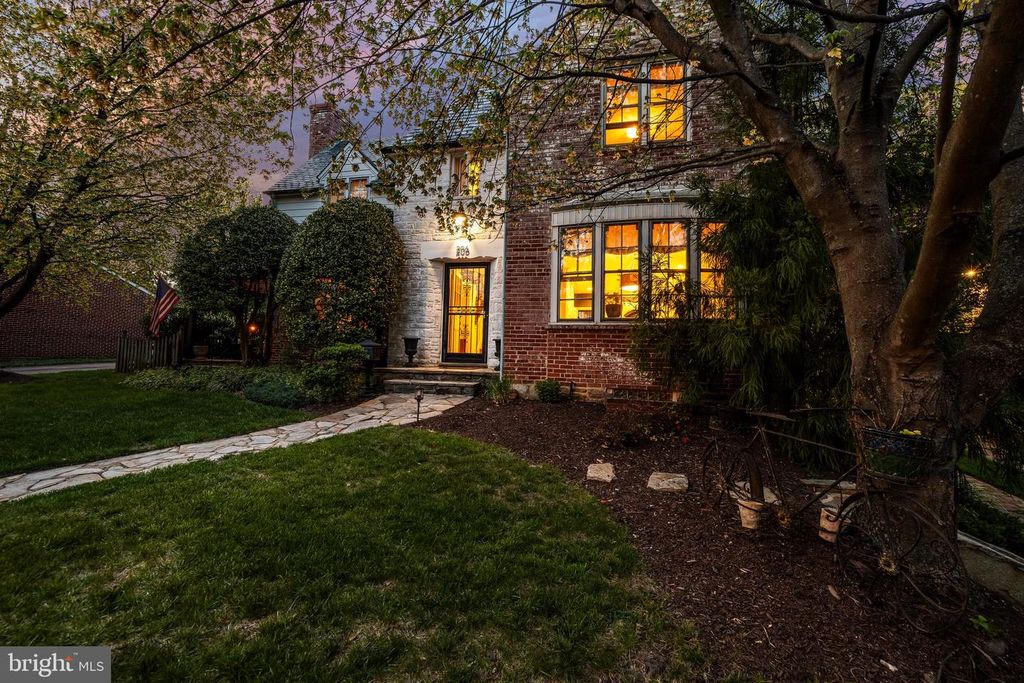 Image 4 of property listing at 206 KEMBLE RD, Baltimore, MD 21218