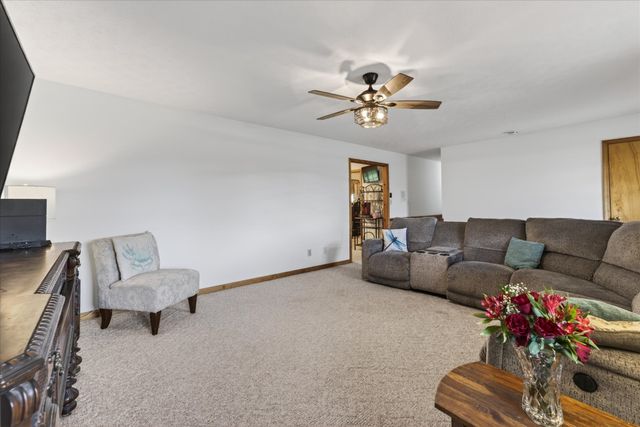 1649 N Main St, Tennessee Ridge, TN 37178