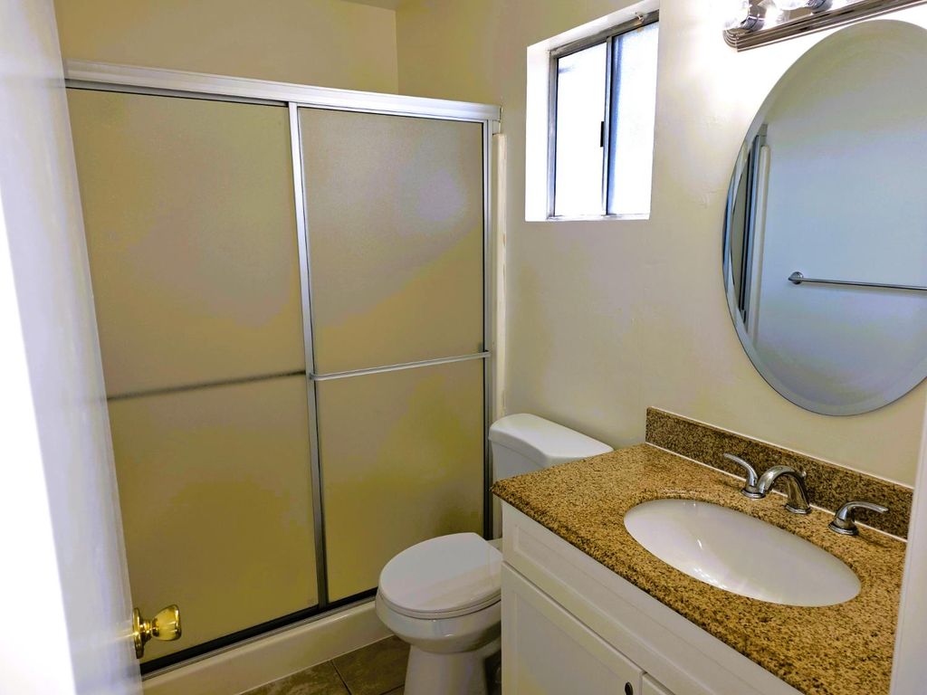 Image 10 of property listing at 4951 E Fillmore, Fresno, CA 93727
