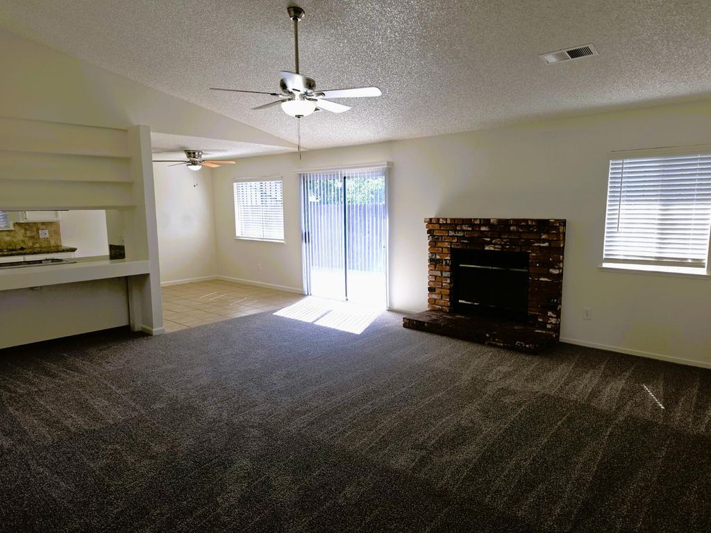 Image 2 of property listing at 4951 E Fillmore, Fresno, CA 93727