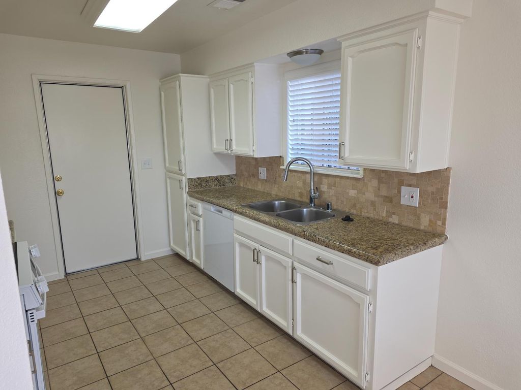 Image 5 of property listing at 4951 E Fillmore, Fresno, CA 93727