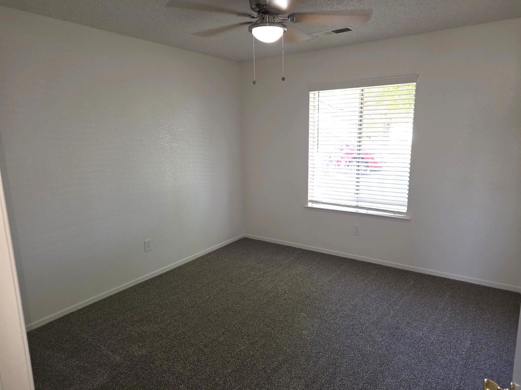 Image 7 of property listing at 4951 E Fillmore, Fresno, CA 93727