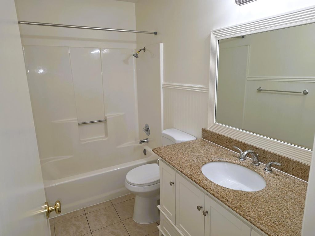 Image 8 of property listing at 4951 E Fillmore, Fresno, CA 93727
