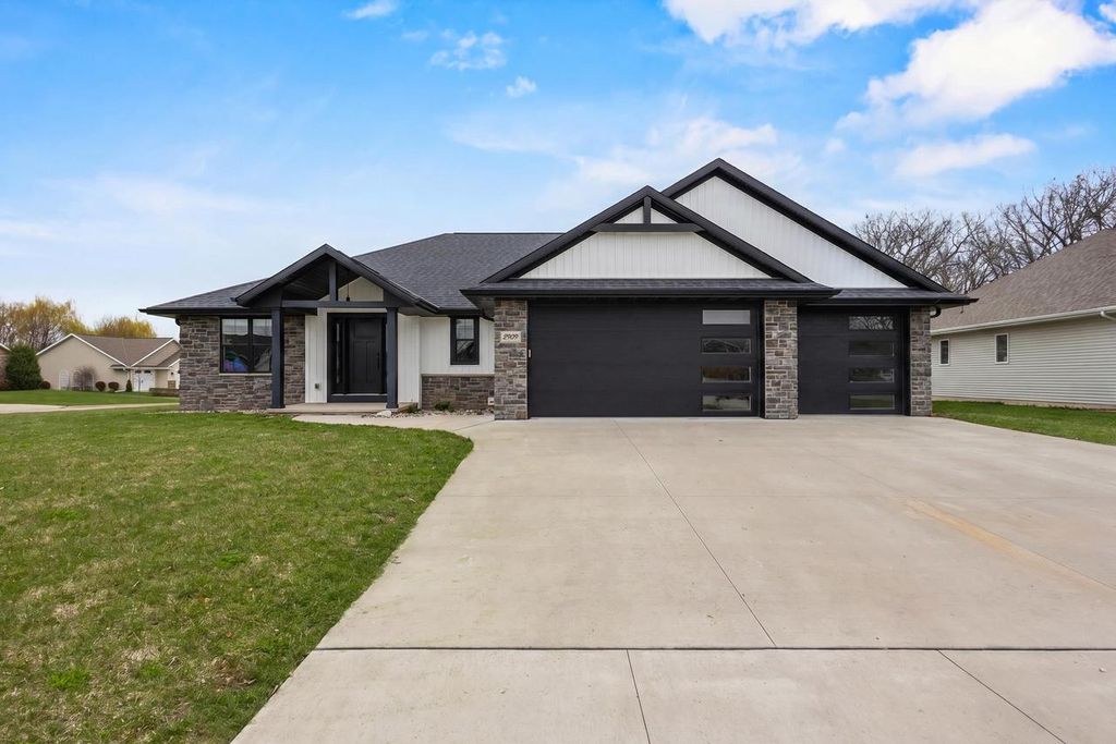 2909 GRAND CYPRESS LANE, Green Bay, WI 54311
