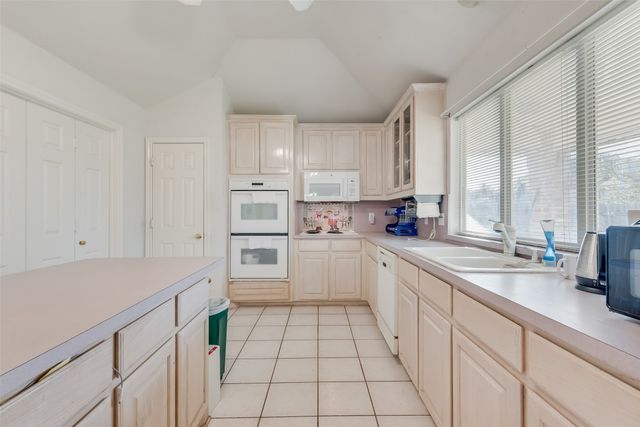 232 W Willow Creek Drive, Glenn Heights, TX 75154