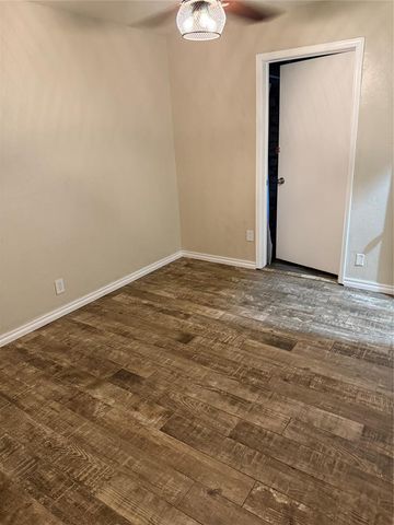 620 S Woodland Drive, Mustang, OK 73064