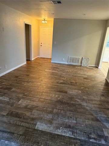 620 S Woodland Drive, Mustang, OK 73064