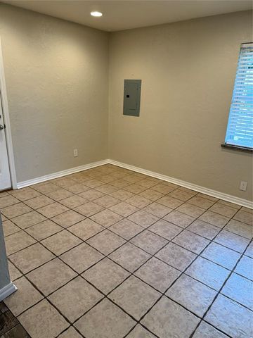 620 S Woodland Drive, Mustang, OK 73064