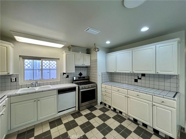 3132 Estado Street, Pasadena, CA 91107
