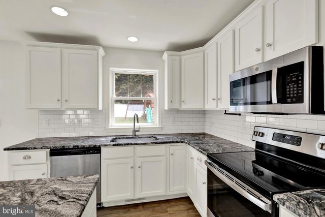 426 SMOKERING DR, Robesonia, PA 19551