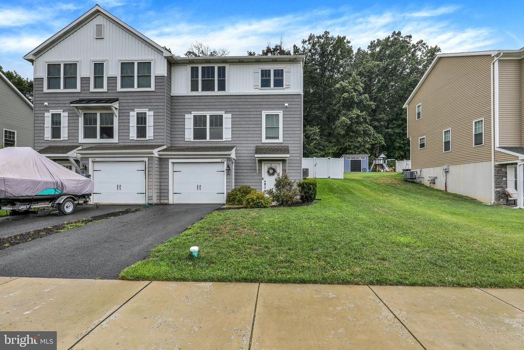 426 SMOKERING DR, Robesonia, PA 19551