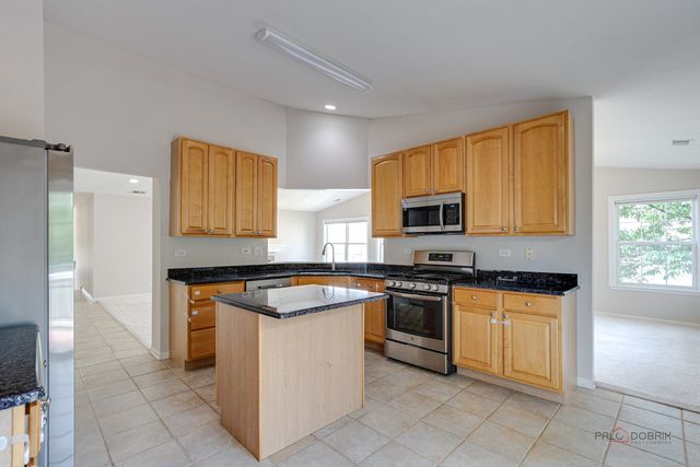 552 Saddlebrook Lane, Vernon Hills, IL 60061