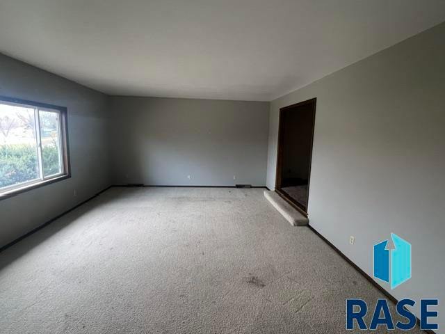 2013 S Hawthorne Ave Avenue, Sioux Falls, SD 57105