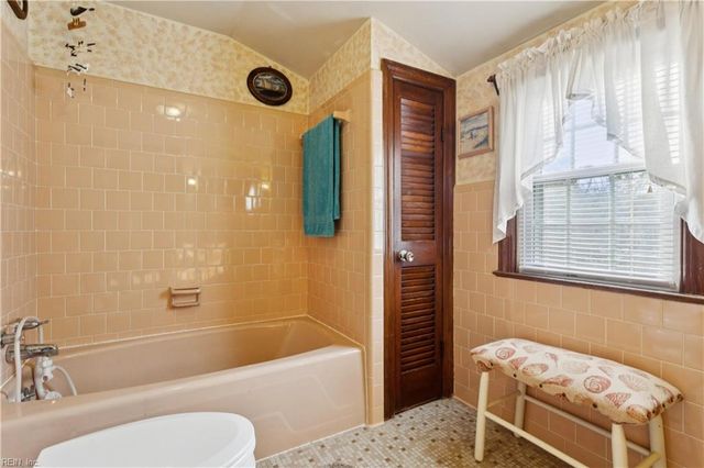 7 Algernourne ST, Hampton, VA 23664