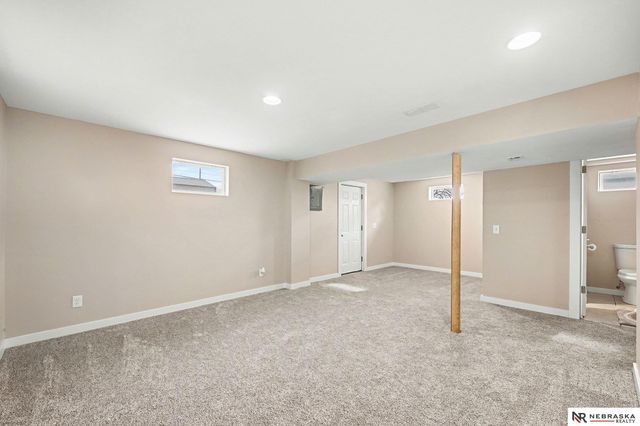 5821 S 48th Avenue, Omaha, NE 68117