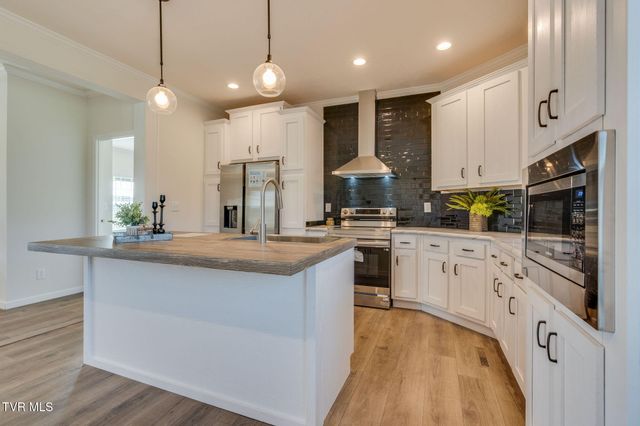 1558 River Path, Morristown, TN 37813