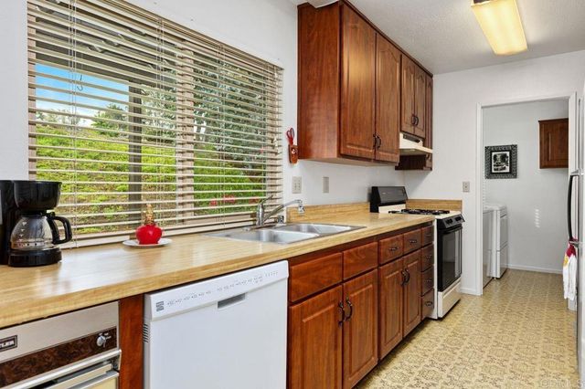 727 Nob Circle, Vista, CA 92084