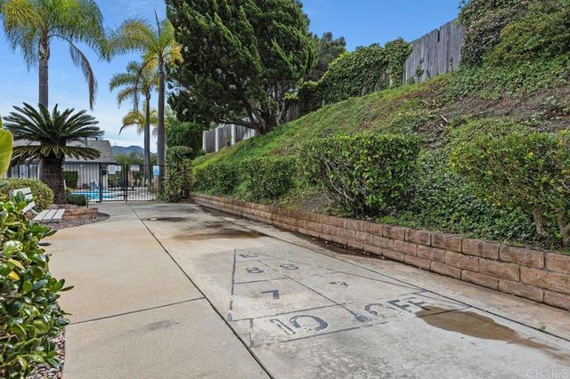 727 Nob Circle, Vista, CA 92084