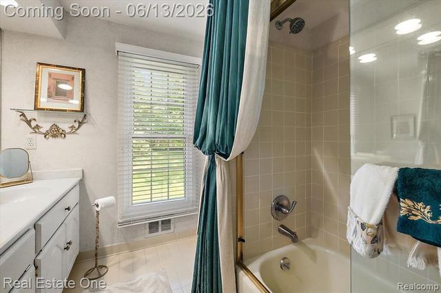 1854 Ludgate Lane, Rochester Hills, MI 48309