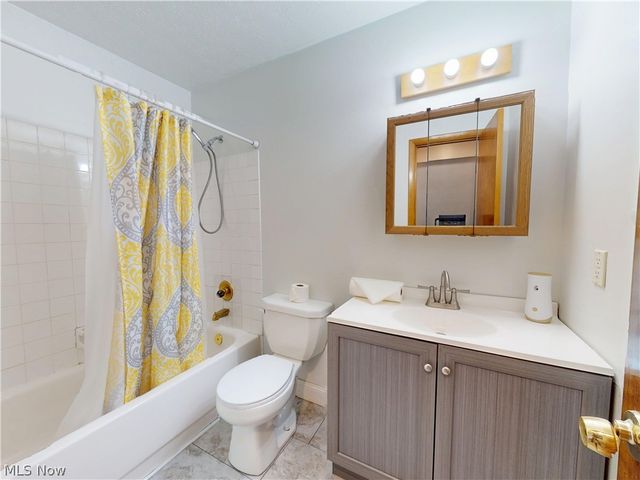 8240 Deepwood Boulevard 7-2, Mentor, OH 44060