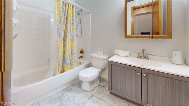 8240 Deepwood Boulevard 7-2, Mentor, OH 44060