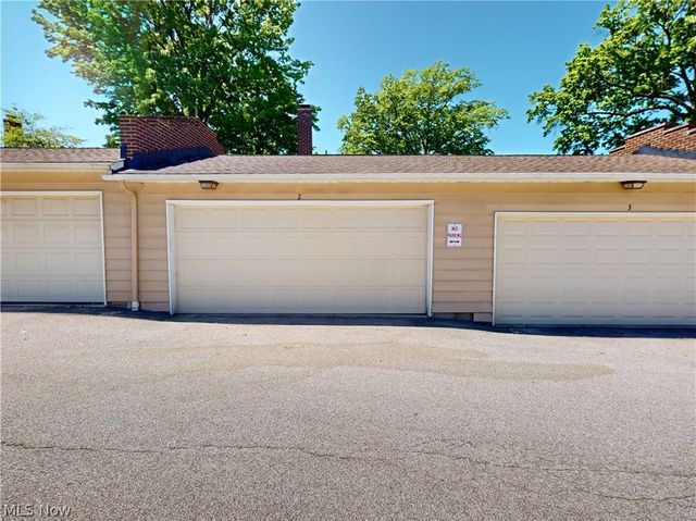 8240 Deepwood Boulevard 7-2, Mentor, OH 44060