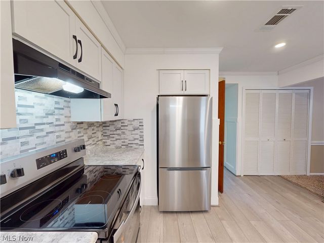8240 Deepwood Boulevard 7-2, Mentor, OH 44060