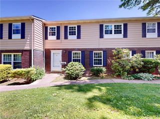 8240 Deepwood Boulevard 7-2, Mentor, OH 44060