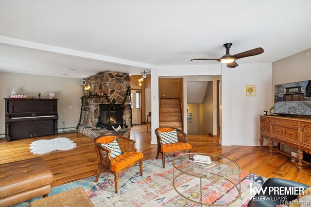 897 Annie Lang Drive, Milford, MI 48381