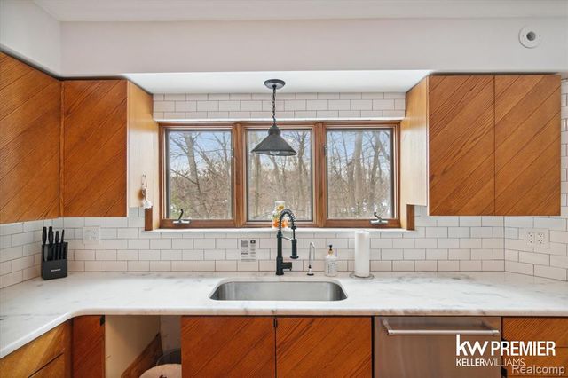 897 Annie Lang Drive, Milford, MI 48381