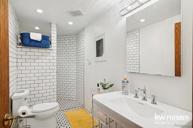 897 Annie Lang Drive, Milford, MI 48381