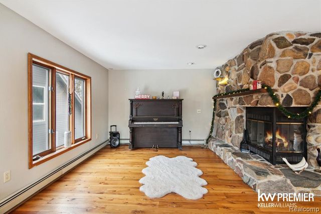 897 Annie Lang Drive, Milford, MI 48381