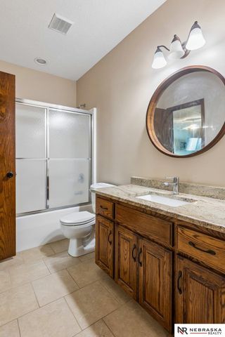 7513 S 95th Street, La Vista, NE 68128